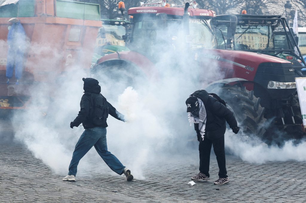 Avrupalı çiftçiler AB zirvesini traktörlerle protesto etti