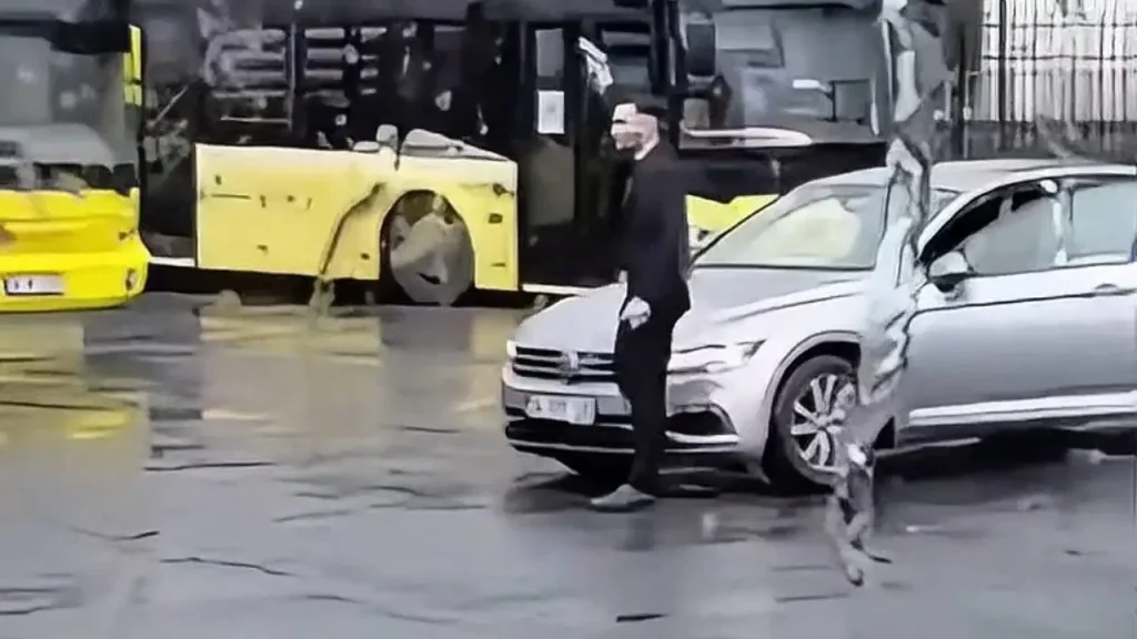 Besiktasta otobus duraginda havaya ates acti arkadasina cep telefonuyla kaydettirdi CEfVDIgd.jpg