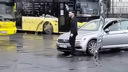 Besiktasta otobus duraginda havaya ates acti arkadasina cep telefonuyla kaydettirdi CEfVDIgd.jpg