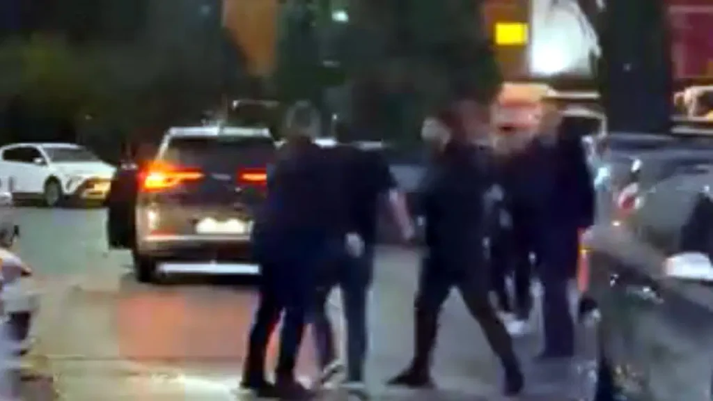 Beylikduzunde avmde suruculer arasinda yumruklu otopark yeri kavgasi GlQlD66H.jpg