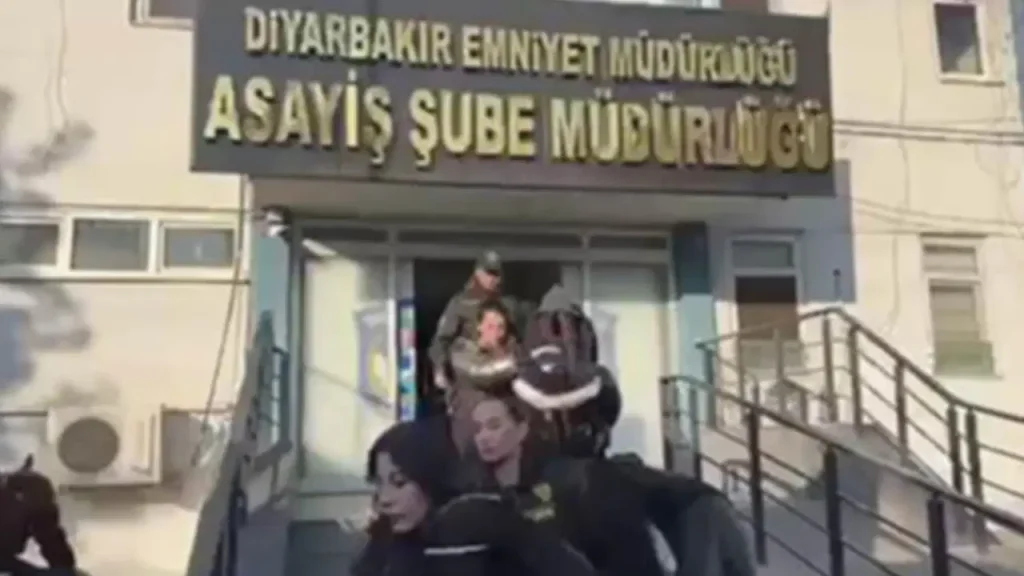 Diyarbakır merkezli 6 ilde fuhuş operasyonu: 25 kişi tutuklandı! Diyarbakir merkezli 6 ilde fuhus operasyonu 25 kisi tutuklandi OJ84fXT8.jpg