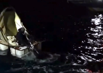 Dunya bidonlardan yaptigi sal ile afrikadan avrupaya gecen gocmeni konusuyor DYiBxlSj.jpg