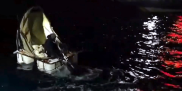 Dunya bidonlardan yaptigi sal ile afrikadan avrupaya gecen gocmeni konusuyor DYiBxlSj.jpg