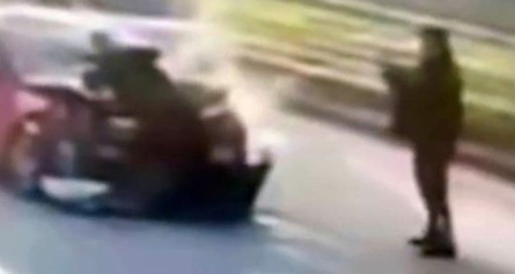 Eski esiyle evli olan polisi once ezdi sonra fotografini cekip sosyal medyadan yayinladi 7tp99Dvd.jpg