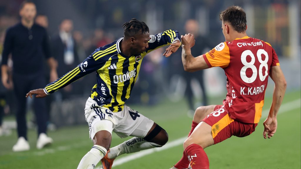 Galatasarayli futbolcuyu yaralayan taraftar yakalandi cAkA1Y5r.jpg