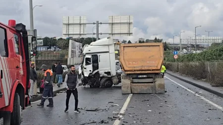 Hafriyat kamyonuna çarpan sürücü can verdi Hafriyat kamyonuna carpan surucu can verdi Nrcl5KP7.jpg