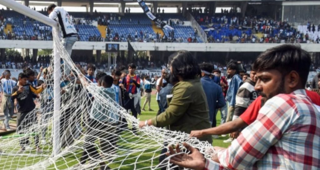 Hintli taraftar Messi’yi göremeyince, stadı paramparça etti