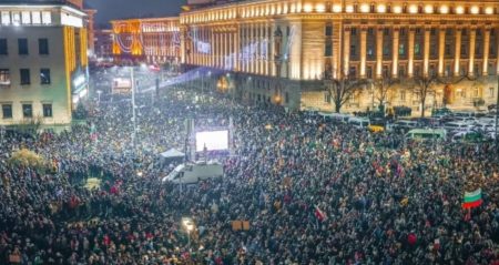 Hukumet istifa etse de onbinlerce kisi sokaklara akti komsuda 37 yilin en buyuk protestolari ZggtYjJI.jpg