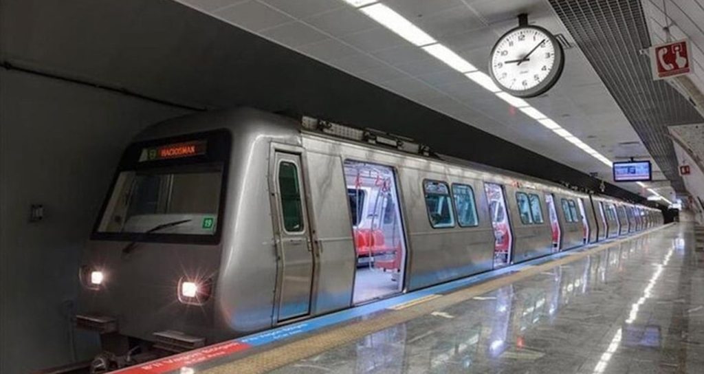 İstanbul Metrosu’nda yılbaşı düzenlemesi