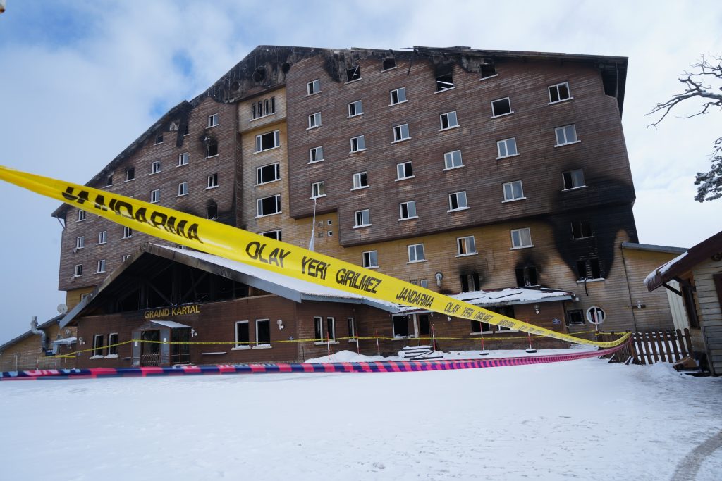 Kartalkaya otel yangini davasi 9 bakanlik personeli hakkinda yurt disi cikis yasagi Us3XvL5A.jpg