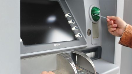 Kartının ATM’de kalmasına kızıp güvenlik görevlisini bıçakladı Kartinin atmde kalmasina kizip guvenlik gorevlisini bicakladi AlH28Hng.jpg