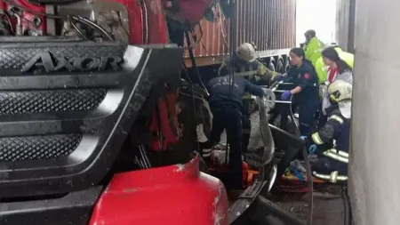 Kaza sirasinda dusup kullandigi tirin altinda kaldi zwwaQNeu.jpg