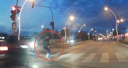 Kırmızı ışık ihlali yapan motosikletli yayaya çarptı: O anlar kamerada Kirmizi isik ihlali yapan motosikletli yayaya carpti o anlar kamerada xdYOq8iB.jpg