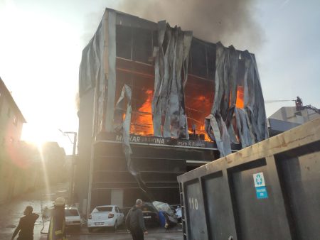 Kocaeli’deki fabrika yangını mağdurlarına hakaret eden 2 zanlı tutuklandı Kocaelideki fabrika yangini magdurlarina hakaret eden 2 zanli tutuklandi 2IyjO3mv.jpg