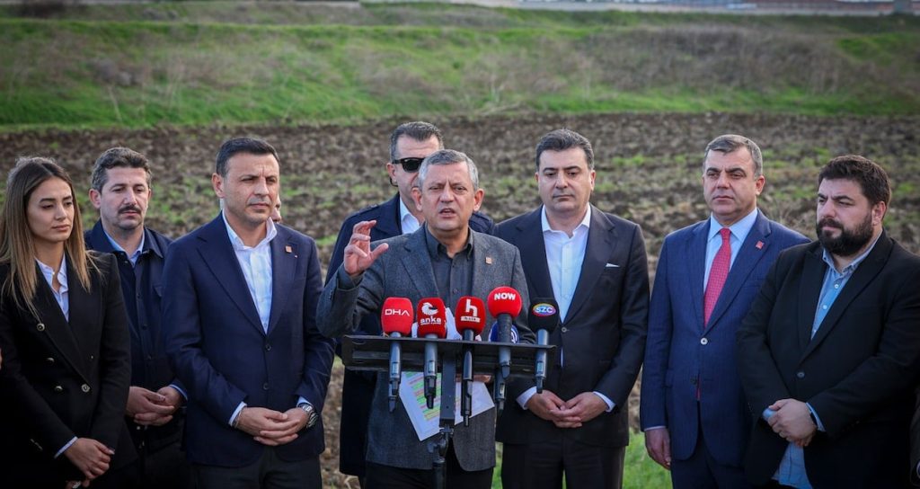 Ozgur ozelden kurultay sonrasi silivriye ilk ziyaret Fn9UWWhZ.jpg