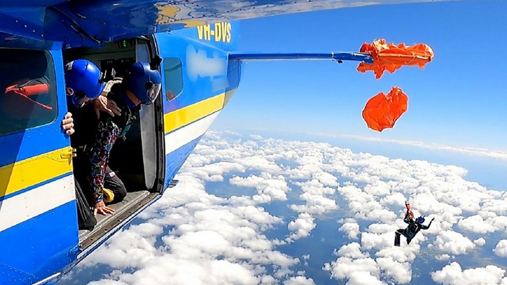 Paraşütü uçağın kuyruğuna takıldı, 4 bin metrede asılı kaldı Parasutu ucagin kuyruguna takildi 4 bin metrede asili kaldi 4OaCgsPc.jpg