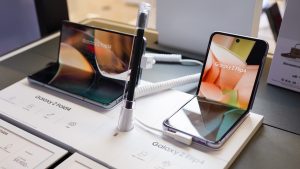 Samsung, Apple’ın katlanabilir iPhone’una “Wide Fold” ile cevap verecek