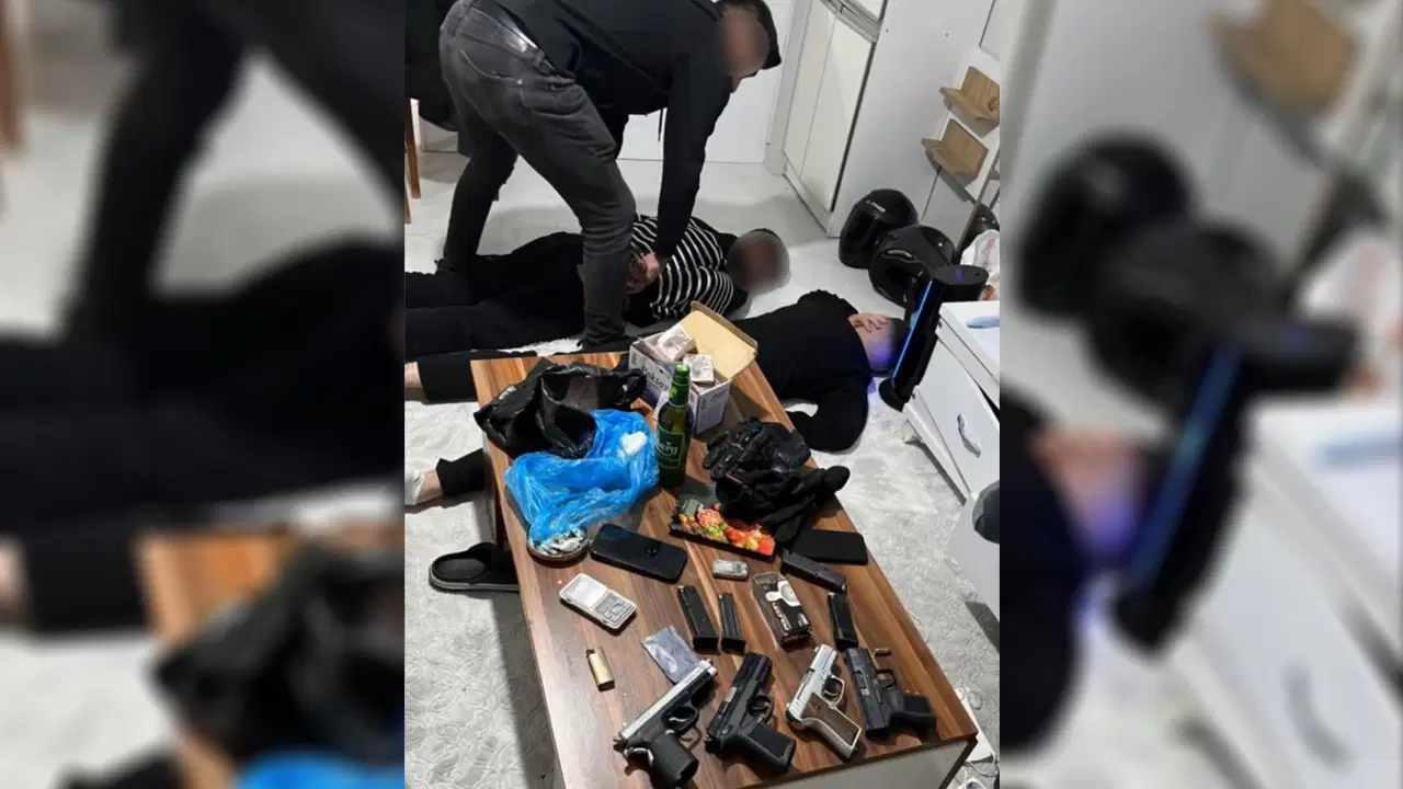 Sariyerde rezidanstaki daireye operasyon uyusturucu ve silah cikti bqRdEv45.jpg