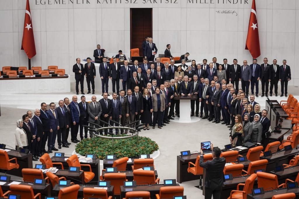 Ulaştırma ve Altyapı ile Ticaret bakanlıklarının bütçeleri kabul edildi Ulastirma ve altyapi ile ticaret bakanliklarinin butceleri kabul edildi Z4u8AbS5.jpg