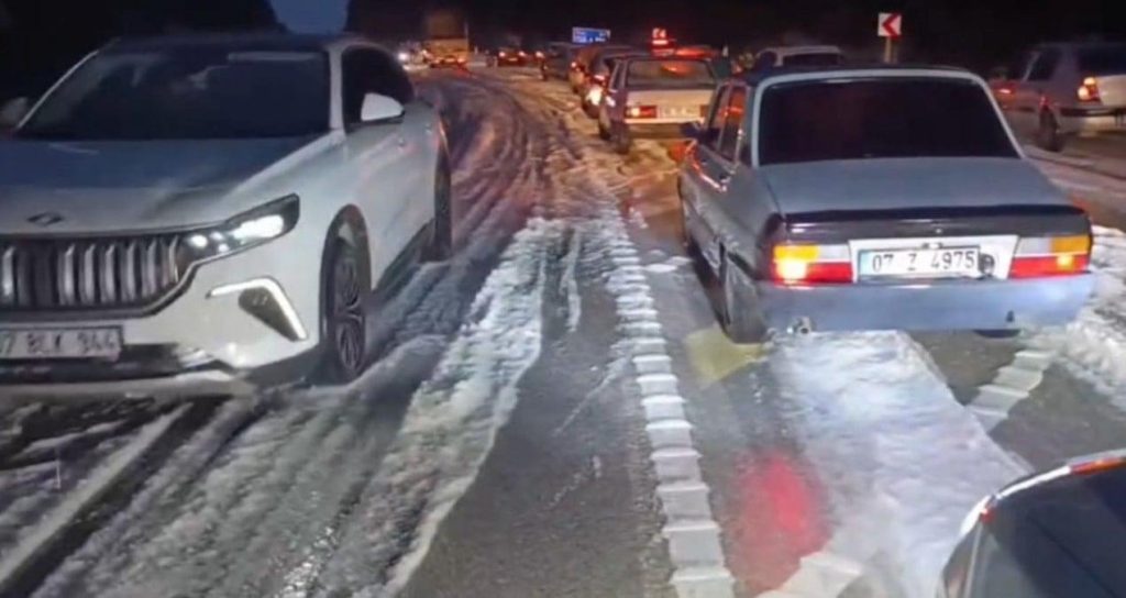 Antalya’da dolu ulaşımı aksattı