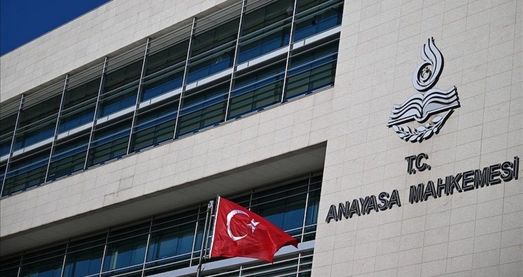 AYM’den emsal karar: İşten çıkarılan işçiye hem maaş farkı hem tazminat verilecek!