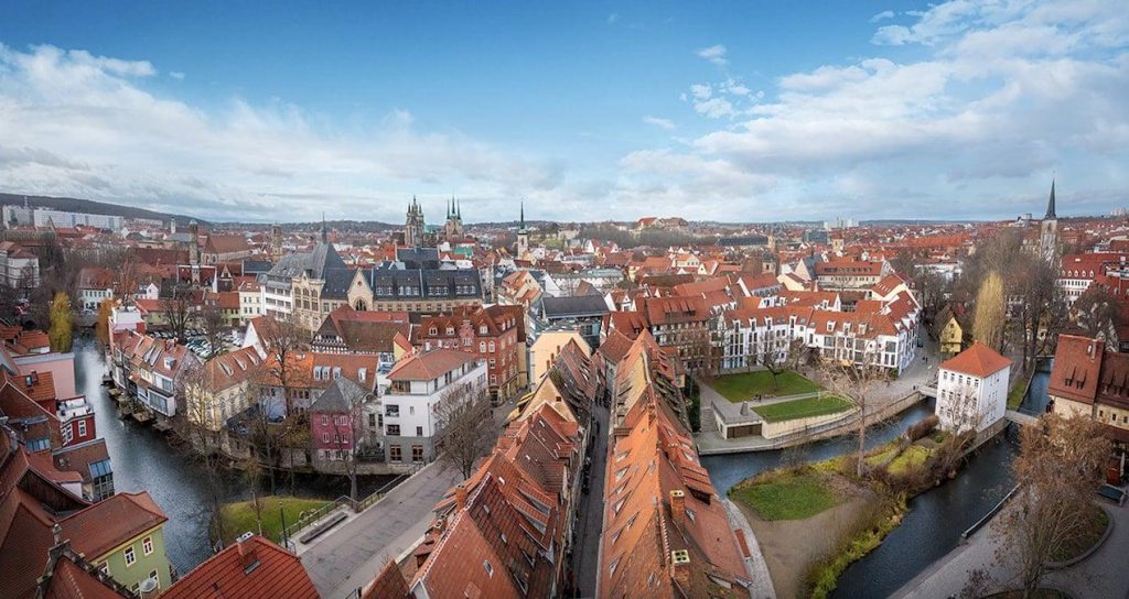 Bu dev köprünün üzerindeki evler