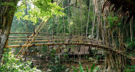 Bu köye modern dünyaya ait hiçbir şey giremiyor: Çivi bile kullanmıyorlar