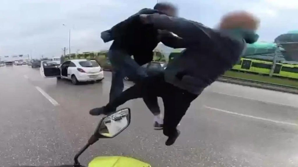 Bursa’da trafikte uçan tekmeli kavga