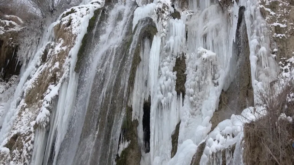 Girlevik Şelalesi dondu, 3 metrelik sarkıtlar oluştu