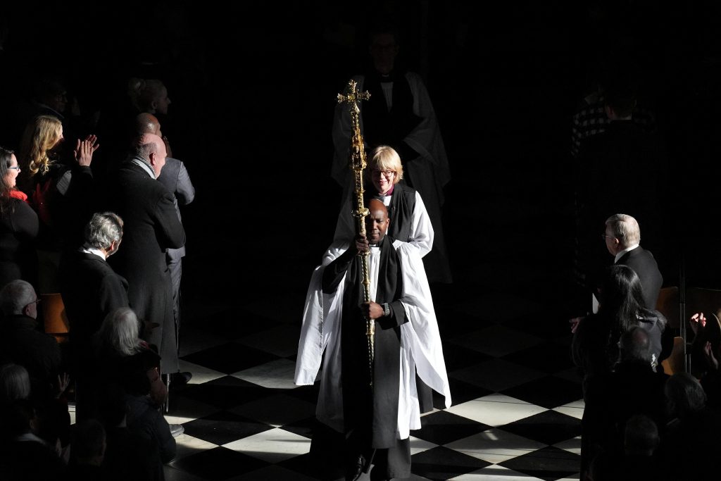 İngiltere Kilisesi’nde ilk kadın başrahip