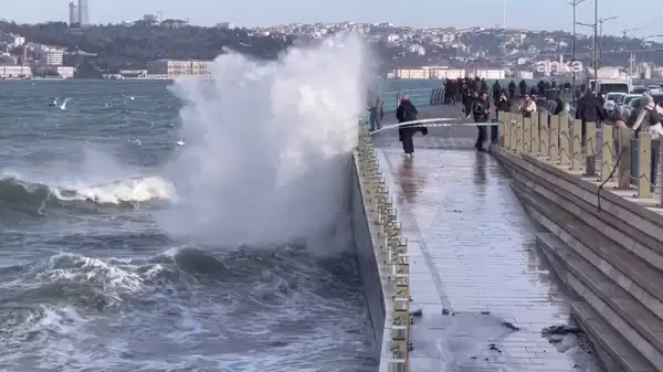 İstanbul’da dalgalar 10 metreyi buldu, seferler iptal!