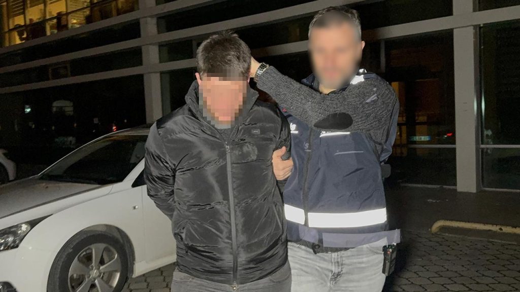 Kafe müdürü müşterileri rahatsız ettiği öne sürülen 4 kişiyi vurdu