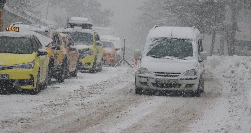 Kar ve çığ tehlikesi yolları trafiğe kapattı