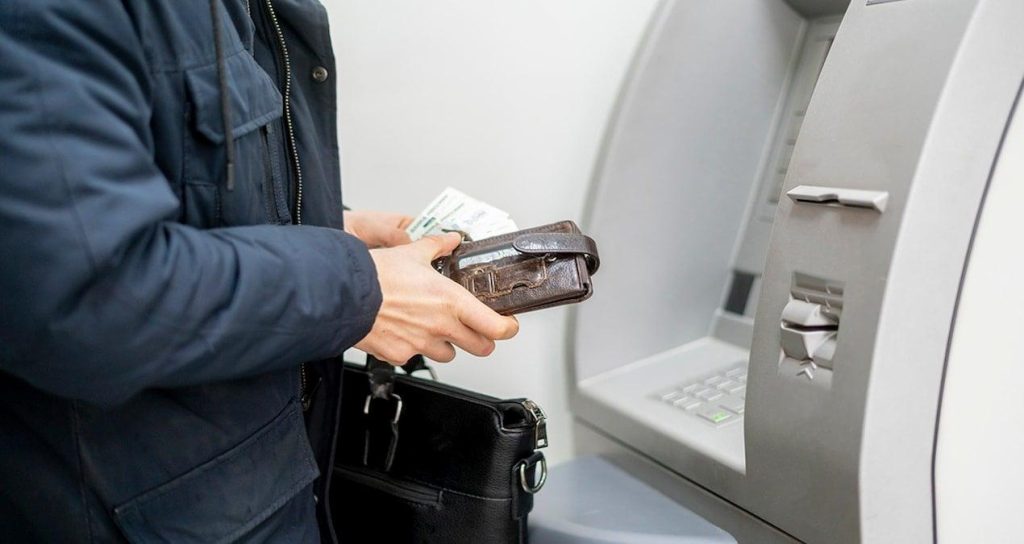 Patron, maaşının 300 katını hesabına yatırdı: Servete konan işçi geri parayı geri ödemeyecek