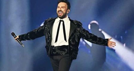Tarkan, sahnesine yıldız yağdırmaya devam ediyor