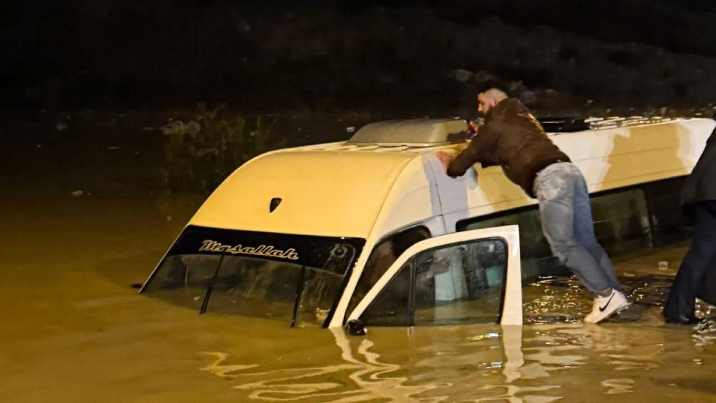 Aydın’ı sağanak vurdu: İçinde 20 yolcu bulunan minibüs suya gömüldü!