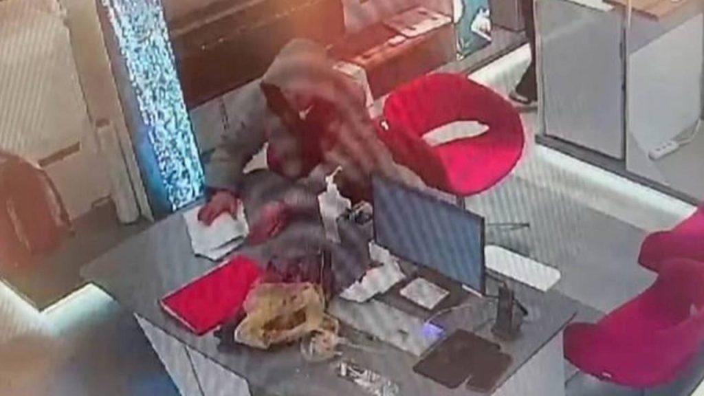 İş başvurusu için geldi, müdürün telefonunu çaldı