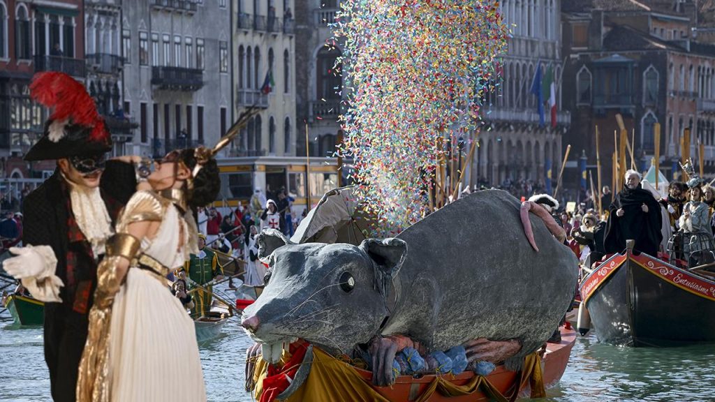 Tarihi Venedik karnavalı başladı