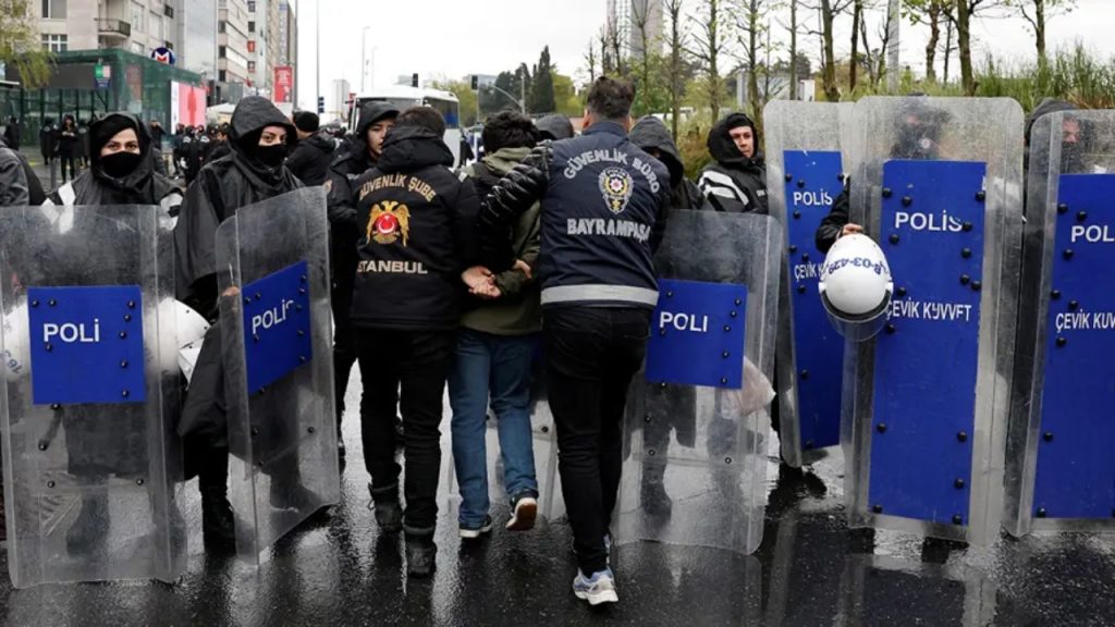 1 Mayıs’ta gözaltına alınmışlardı. İstanbul’da 580 kişi serbest bırakıldı 1-mayista-gozaltina-alinmislardi-istanbulda-580-kisi-serbest-birakildi-NQ4489qp.jpeg