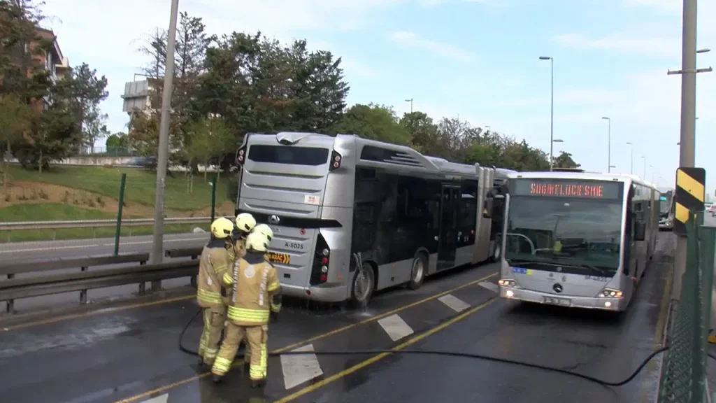Acıbadem durağında metrobüs yangını: Seferler normale döndü acibadem-duraginda-metrobus-yangini-seferler-normale-dondu-QFOkNDYM.jpg