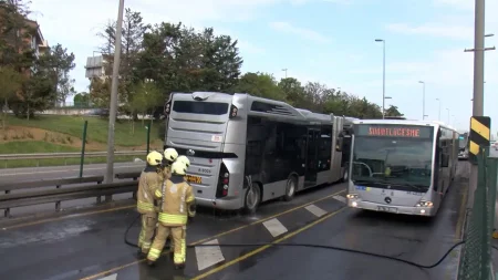 Acıbadem durağında metrobüs yangını: Seferler normale döndü
