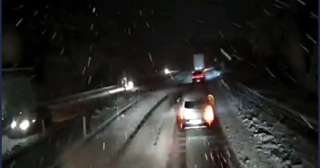 Afyonkarahisar’da kar yağışı etkili oldu. Bazı yollar TIR geçişine kapatıldı afyonkarahisarda-kar-yagisi-etkili-oldu-bazi-yollar-tir-gecisine-kapatildi-5RDGuL37.jpg