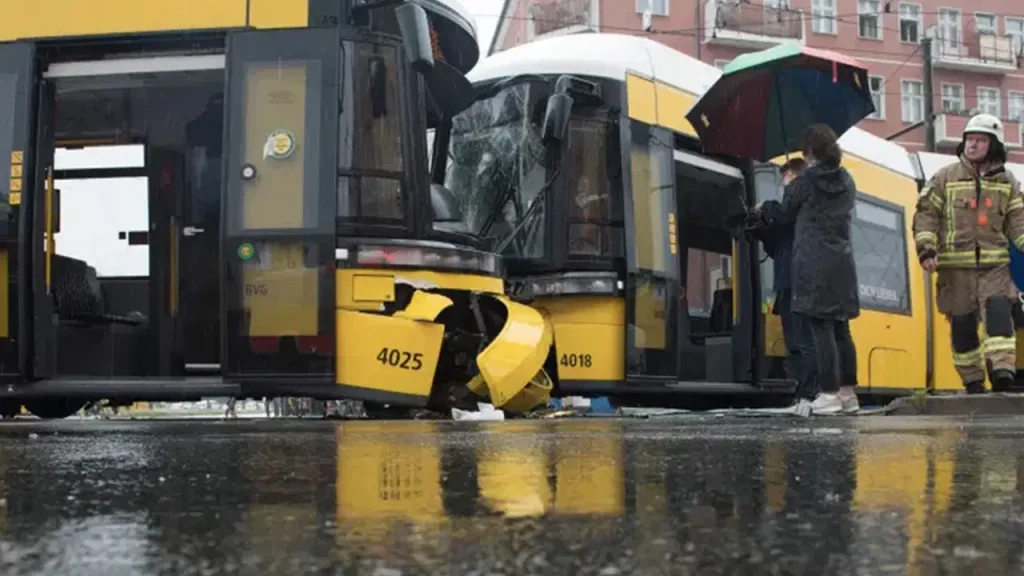 almanyada-tramvaylar-carpisti-en-az-27-yarali-RtuZjAkO.jpg
