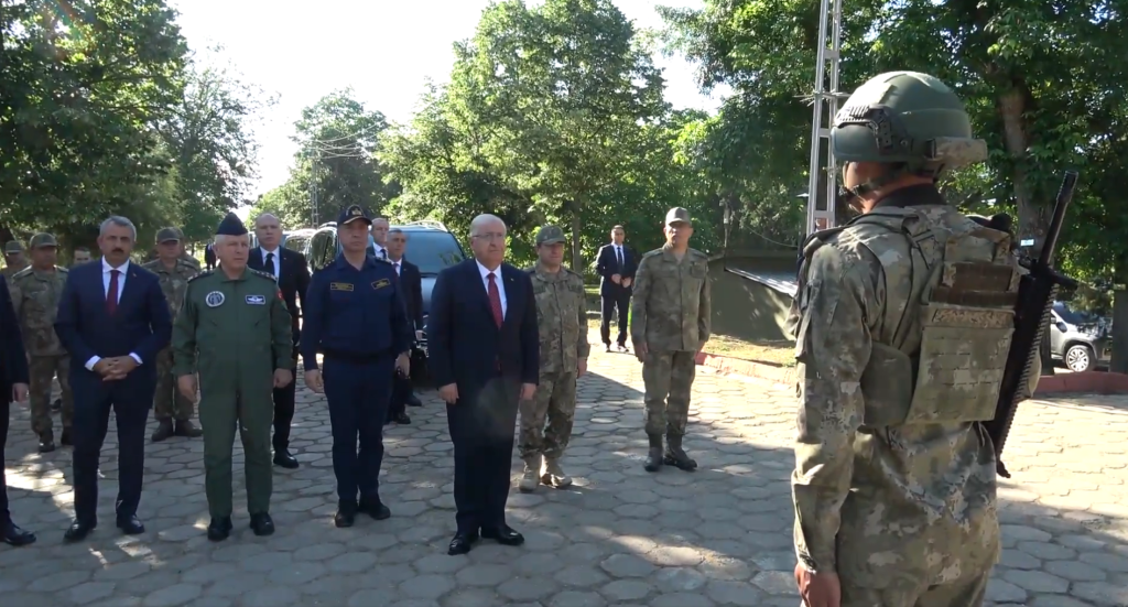 bakan-guler-yunanistan-sinirinda-mehmetcikle-bayramlasti-bHtD4JWq.png
