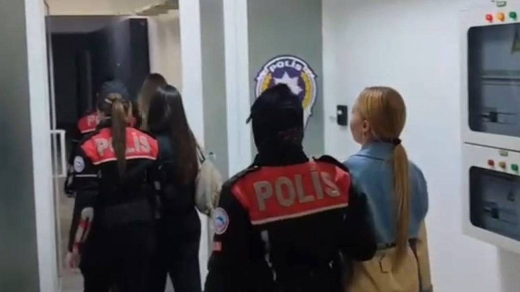 Başkentte usulsüz çalıştırılan 47 yabancı uyruklu kadın sınır dışı edildi: 29 gözaltı baskentte-usulsuz-calistirilan-47-yabanci-uyruklu-kadin-sinir-disi-edildi-29-gozalti-xhXuUOYC.jpg
