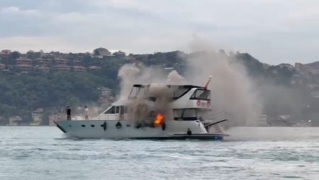 Bebek sahilinde tur teknesinde yangın