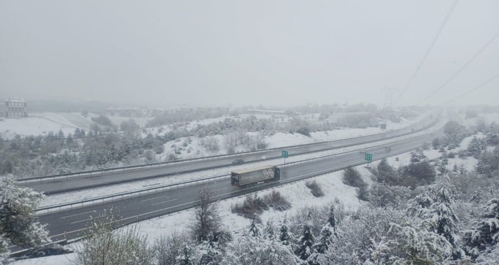 Bolu’da kar ulaşımı aksattı boluda-kar-ulasimi-aksatti-tdk2dtzk.jpg