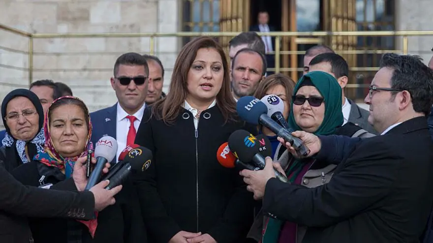 burcu-koksal-ak-partiye-katiliyorum-v6UzkZPX.png