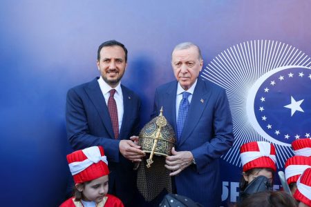 Cumhurbaşkanı Erdoğan’a miğfer hediye edildi