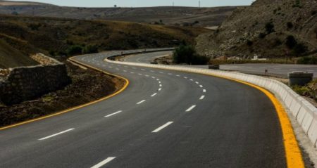 Denizlerden çıkardıkları çöplerle asfalt yol yaptılar